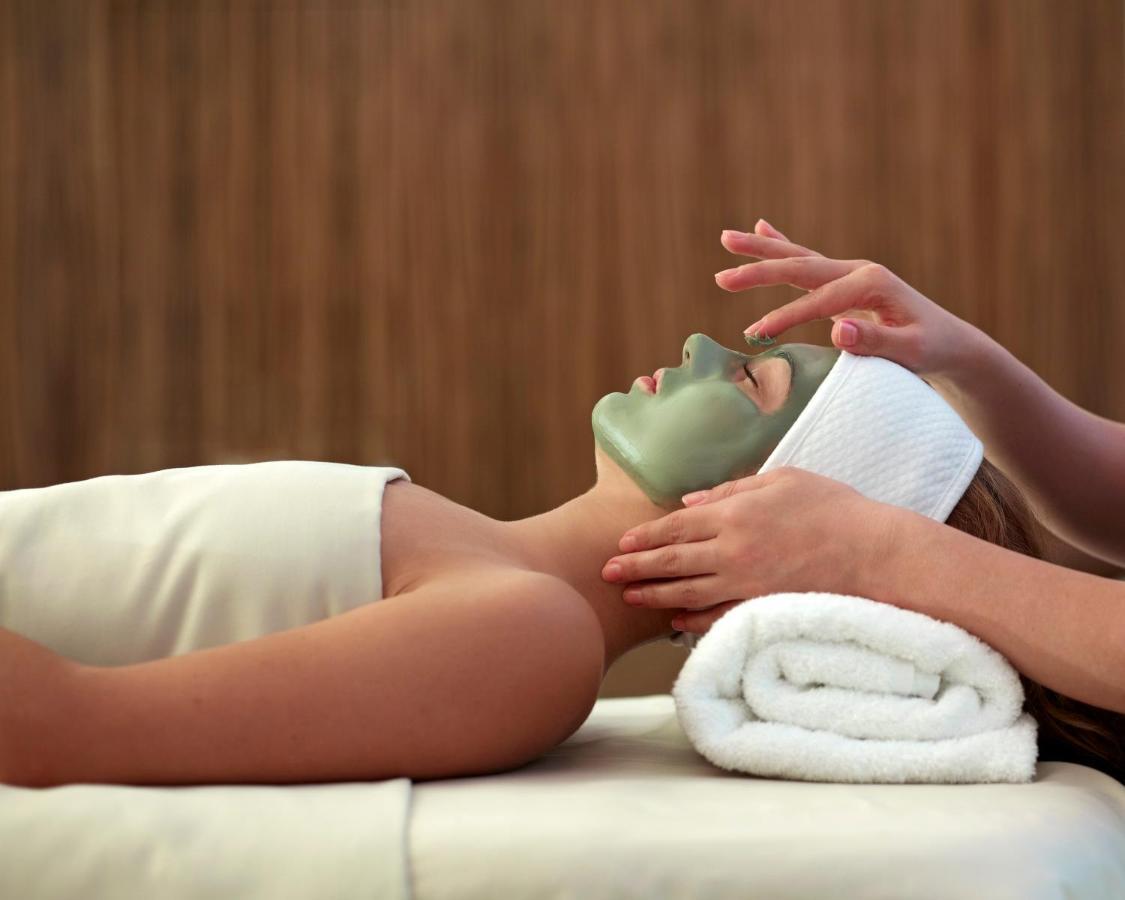Park Regency Sharm El Sheikh Resort Esterno foto A woman receiving a facial treatment