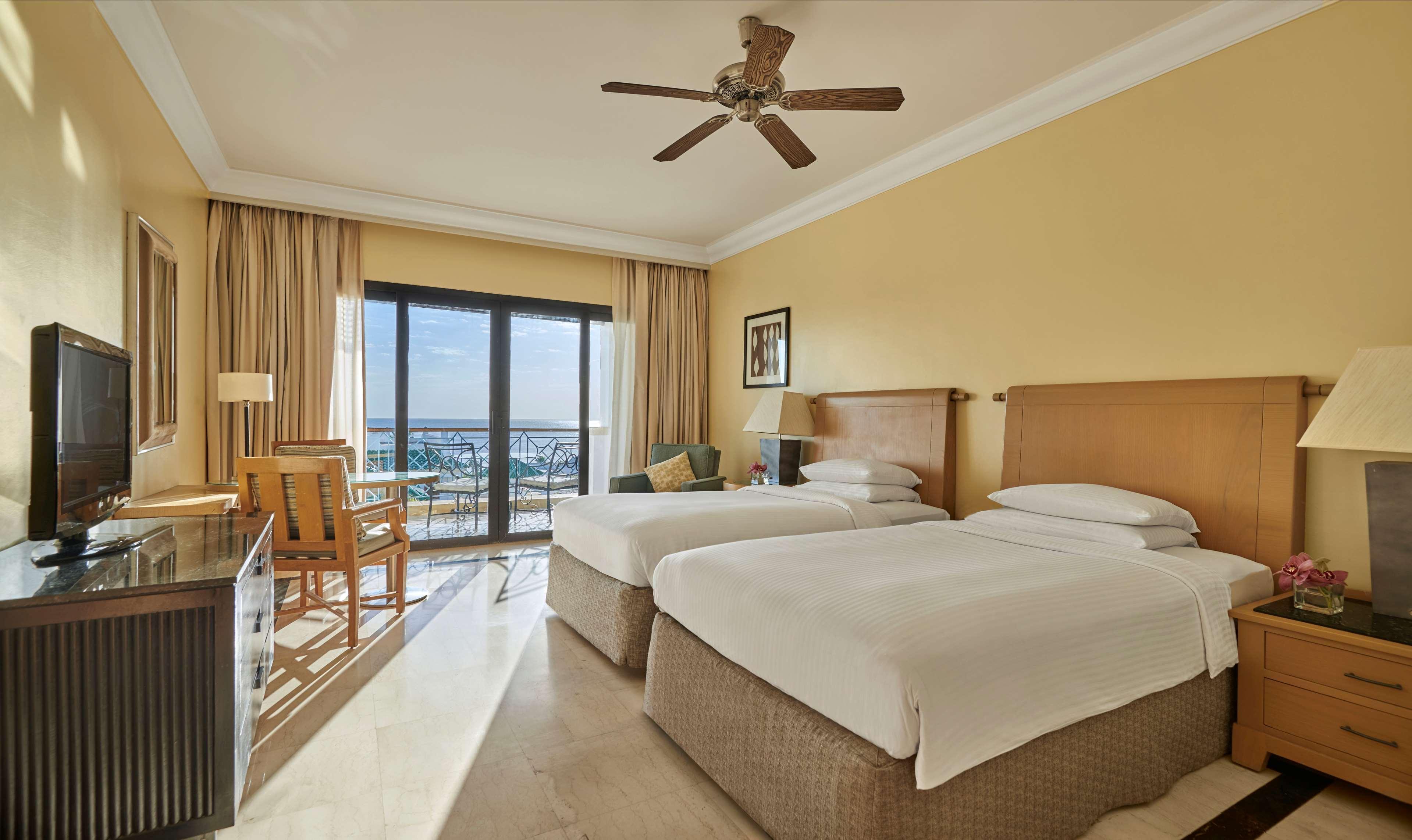 Park Regency Sharm El Sheikh Resort Esterno foto A guest room at the Jumeirah Beach Hotel