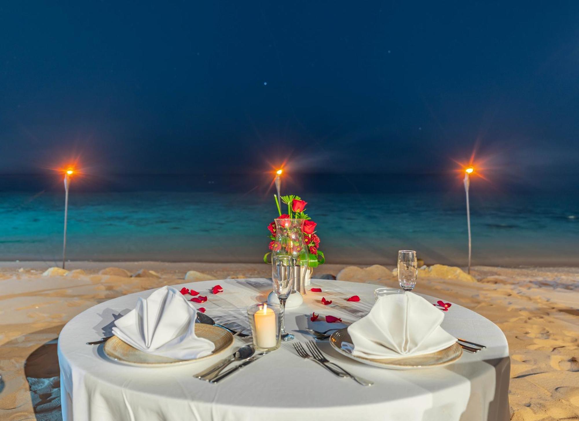 Park Regency Sharm El Sheikh Resort Esterno foto A beachside dinner at a resort in Cancun, Mexico