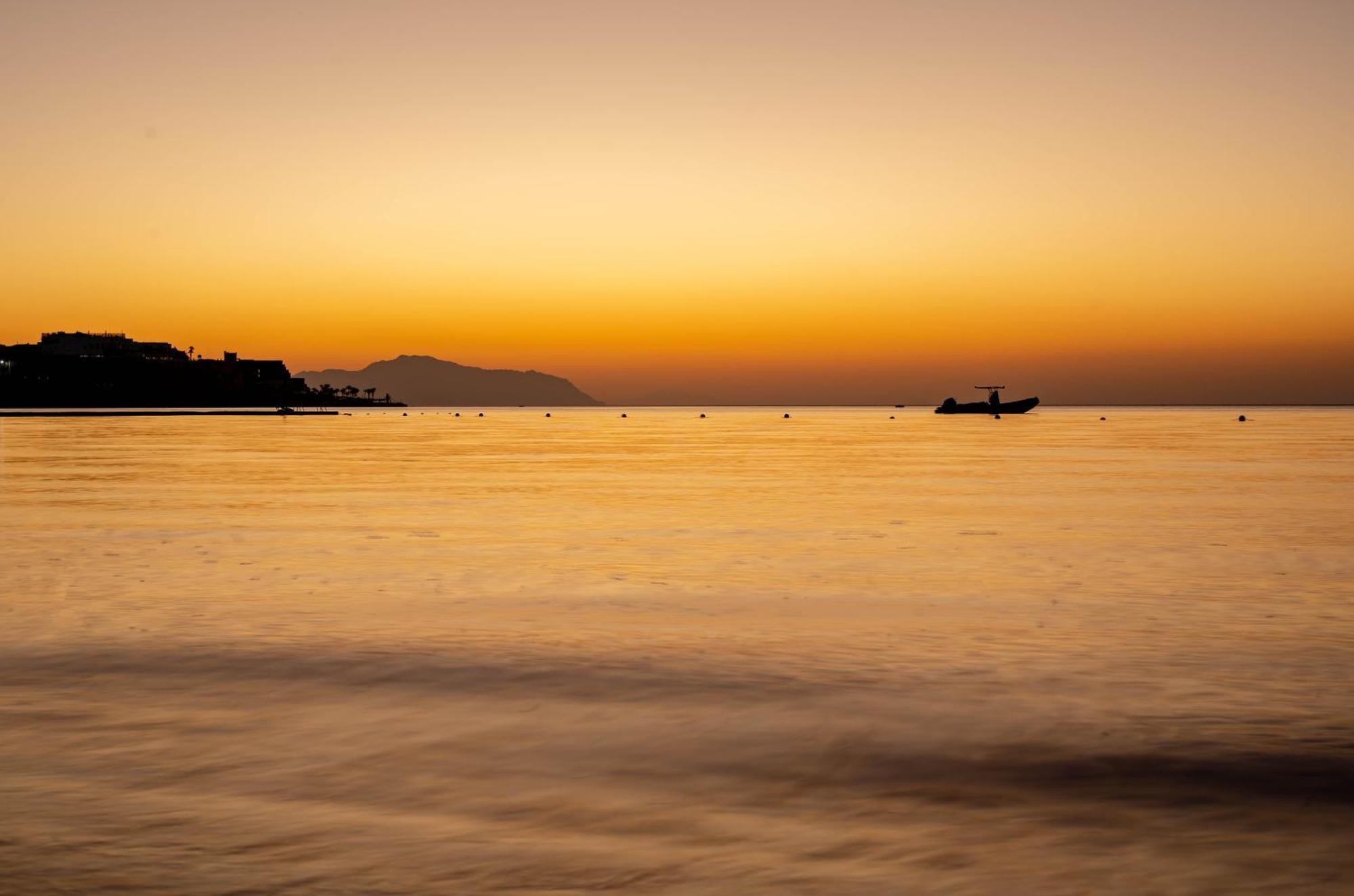 Park Regency Sharm El Sheikh Resort Esterno foto Sunset at the beach